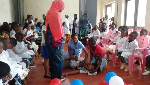 Des adolescents s’exercent à la réanimation sur un mannequin pendant une formation à Bafang.