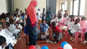 Des adolescents s’exercent à la réanimation sur un mannequin pendant une formation à Bafang.