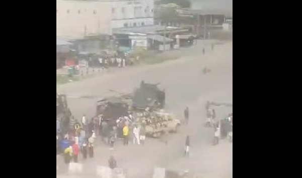 Des militaires rejoignent pacifiquement des manifestants à Douala