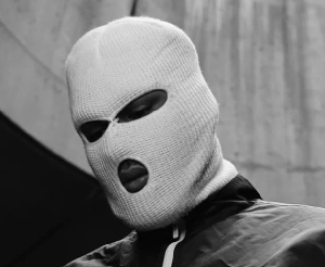 Homme Portant La Cagoule