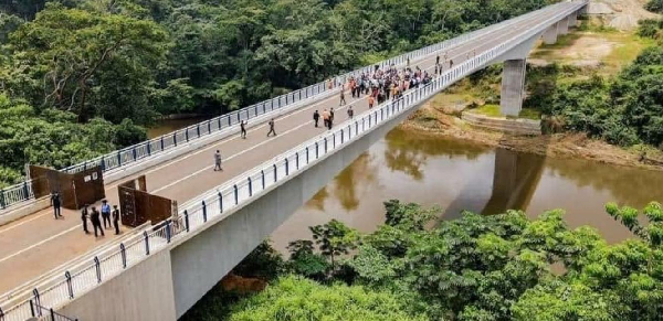 Agents des douanes camerounaises et nigérianes au poste de contrôle unique de Mfum
