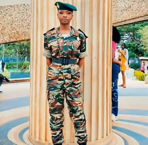 Elle veut prouver qu'il est possible de concilier fermeté militaire et féminité assumée