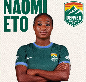 Naomi Eto présente les couleurs de Denver Summit FC après l’officialisation de son transfert