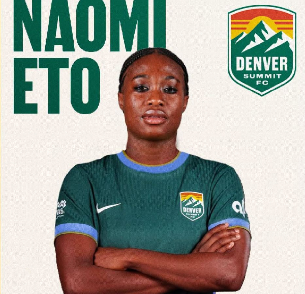 Naomi Eto présente les couleurs de Denver Summit FC après l’officialisation de son transfert