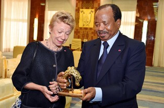 L’Ambassadrice de France au Cameroun Christine Robichon et le président Paul Biya